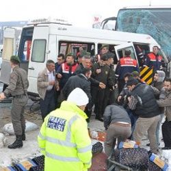 Nevşehir'de öğretmen servisi ile yolcu otobüsü çarpıştı