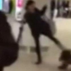 Tokyo'da küçük çocuğun kafasına tekme atıldı İZLE