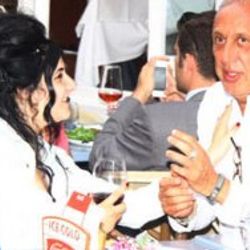 Nurettin Hasman'ın genç sevgilisiyle romantik anları