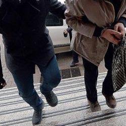 İzmir'de terör operasyonu: 17 öğretmen gözaltına alındı