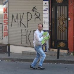 Okmeydanı'nda kucağında bebeğiyle çatışma ortasında kaldı