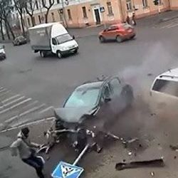 Ölümden attığı bir adımla kurtuldu - İzle