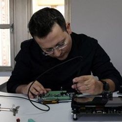 İzmirli genç masa üstü bilgisayarı cebe sığdırdı