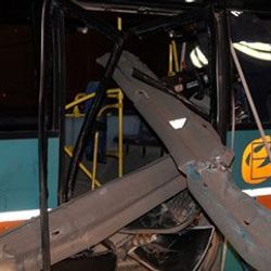 Eskişehir'de otobüs bariyere çarptı: 4 yaralı