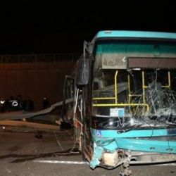 Eskişehir'de halk otobüsü ile otomobil çarpıştı