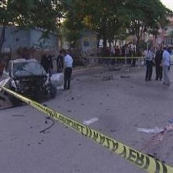 Ankara'da bir araç park duvarına çarpıp takla attı: 2 ölü