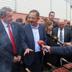 Mehmet Özhaseki tazminat parasıyla sucuk ekmek dağıttı
