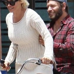 Pamela Anderson'un bisiklet keyfi