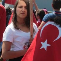 Erdoğan'a hoş geldin pankartı açan kız