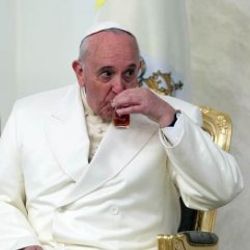 Papa ince belli bardakta Türk çayı içti