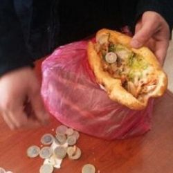 Dilenciler topladıkları parayı ekmek arası dönerin içine sakladı