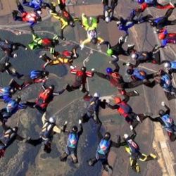 İzmir'de paraşütçülerden Türkiye rekoru