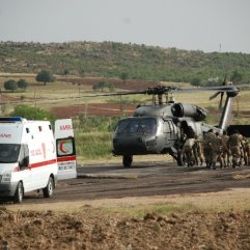 Yol kapatan PKK'lılara müdahale: 2 asker yaralandı