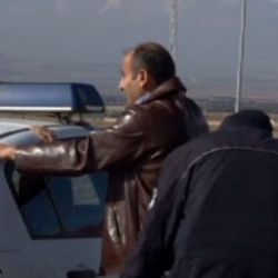 Polise yanlışlıkla ruhsat içinde uyuşturucu verdi