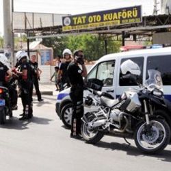 Antalya'da polise taşlı saldırı