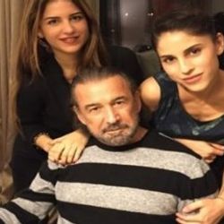 Cihan Ünal kızlarından bir an olsun ayrılmıyor