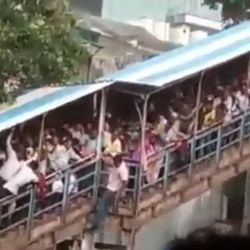 Hindistan'da tren istasyonu izdihamı