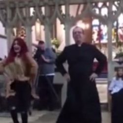 Papaz vaaz öncesi dans etti