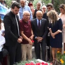 Tarık Akan mezarı başında anıldı
