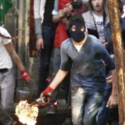 Okmeydanı'nda halk otobüsüne molotof attılar