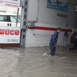 Eyüp'te şiddetli yağış nedeniyle su baskınları yaşandı