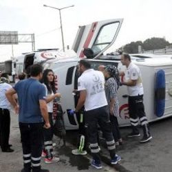 Hasta taşıyan ambulans kaza yaptı: 4 yaralı