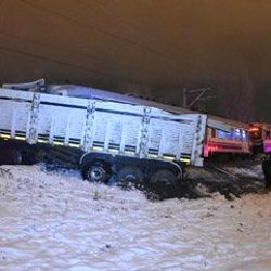 Kütahya'da raybüs TIR'a çarptı: 1 ölü 11 yaralı