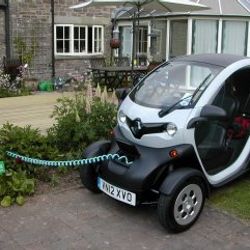 Renault Twizy evdeki prizle şarj oluyor