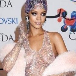 Rihanna transparan kıyafetiyle göz doldurdu İZLE