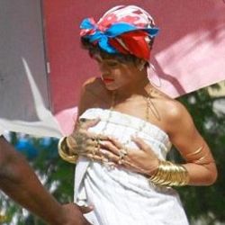 Rihanna Vogue'e için poz verdi