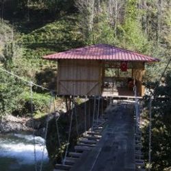 Rize'de kayanın üzerine kulübe yaptılar