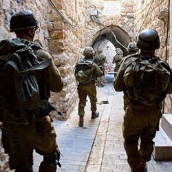 İsrail askerleri 80 Hamas yöneticisini gözaltına aldı