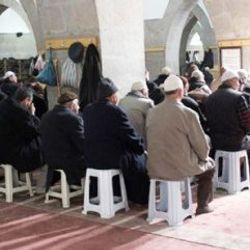 Diyanet: Sandalyede oturarak namaz kılınmaz
