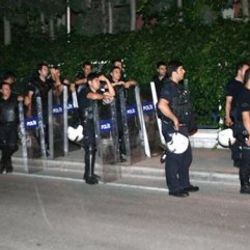 İzmir'de karşıt görüşlü öğrenciler arasında gerginlik