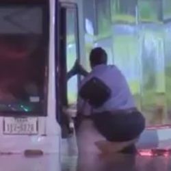Texas'ta otobüs sürücüsü selden son anda kurtarıldı