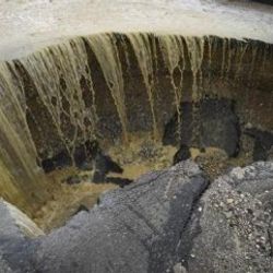Ankara'da sel nedeniyle yol çöktü