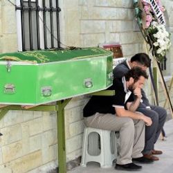 Halil Sezai babasını toprağa verdi