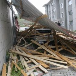 Yozgat'ta şiddetli esen rüzgar çatı uçurdu
