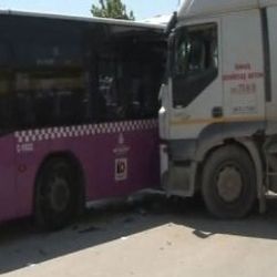 Kartal'da İETT otobüsüyle hafriyat kamyonu çarpıştı