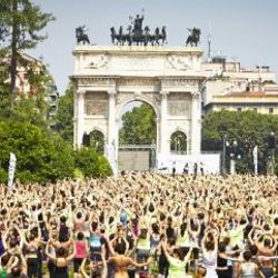 Milano'da düzenlenen yoga dersine binlerce kişi katıldı