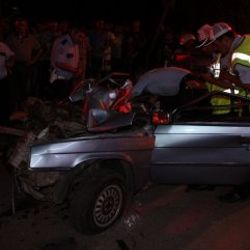 Kontrolden çıkan araç TIR'a çarptı: 2 ölü 1 yaralı