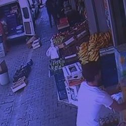 Bağcılar'da bir yağ hırsızı kameralara yakalandı İZLE