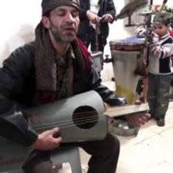 Suriye'de sanatçı silahtan sanat yaptı