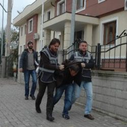 Dolandırıcıya kanan kadın tüm parasını balkondan attı