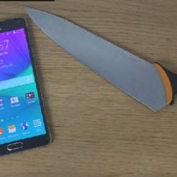 Galaxy Note 4'ün ekranına bıçakla test