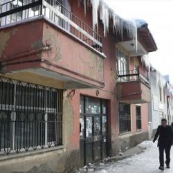 Buz sarkıtları can güvenliği için tehdit oluşturuyor