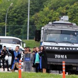 Bolu'da TOMA önünde mezuniyet selfiesi