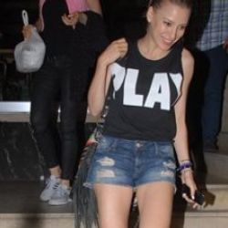 Serenay Sarıkaya mini şortuyla gecelerde