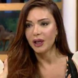 Sevda Demirel canlı yayında silikonlarını gösterdi