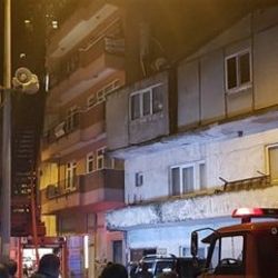 Sevgilisinin adını mumlarla yazmaya çalışırken evi yaktı